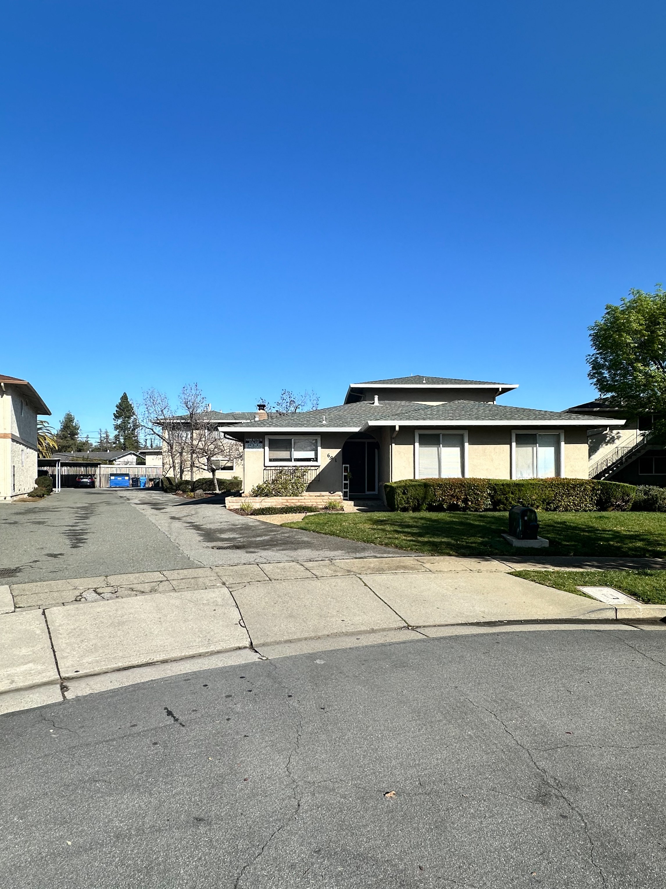 691 Ontario Ct photo 2